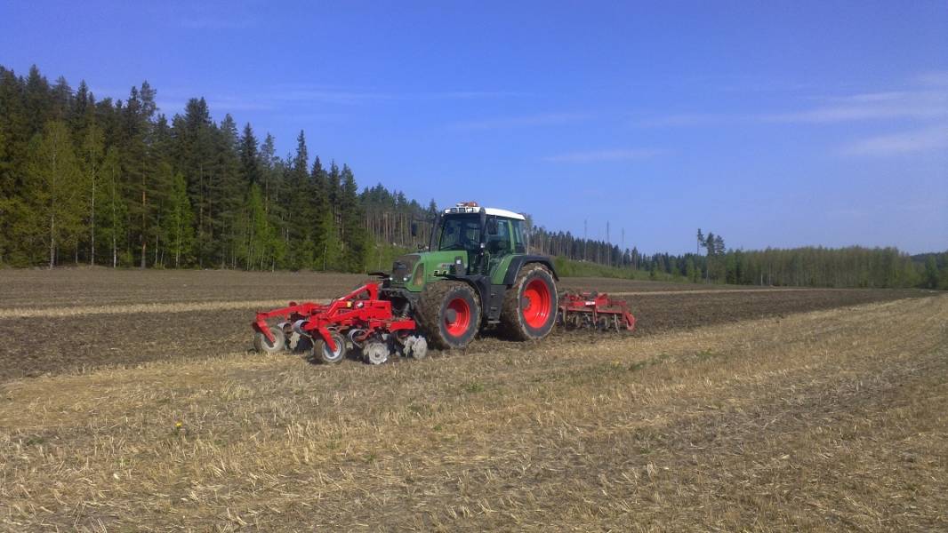 Kevytmuokkausta
Sängen kuivattelua.
Avainsanat: Kongskilde Front Terra Disc Fendt 818 TMS Vario Mega-Dan