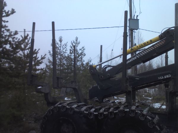 Komatsu 865
En tiedä huomaako että panko on n.20 cm vääntynyt taaksepäin. otti   teli kiinni pankoon kun stoppari meni poikki
Avainsanat: komatsu 865