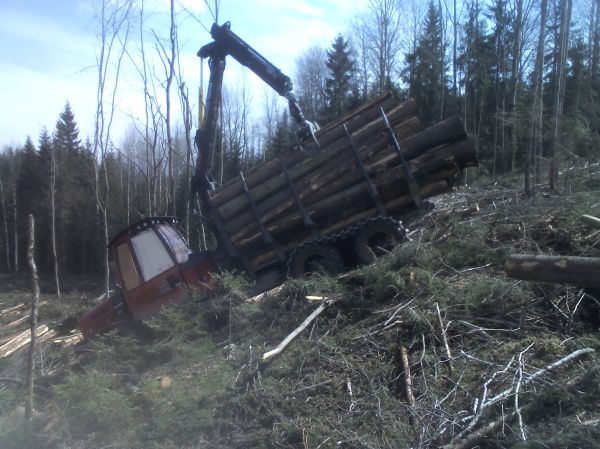 Komatsu 865
Meinasi olla ylöspääseminen tuskan takana kun rupesi löytymään pehmeitä paikkoja alaspäin kyllä pääsi hyvin.
Avainsanat: komatsu 865 ajokone metsäkone