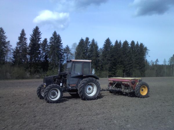 Valmet 455 ja Juko 2500h
Ohran kylvön aloittelua
Avainsanat: Valmet 455 Juko 2500h