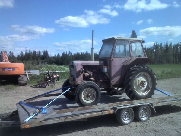 Valmet 361
Tilan ensinmäinen traktori lähdössä eläkehommiin klapikoneen pyöritykseen
Avainsanat: valmet 361