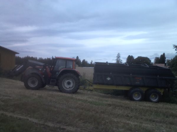 Valtra T170 ja Tempo 18 viljalaidoilla
Siinä ja tässä että MF 20 yltää purkamaan. pitää saada toinen puoli vähän korkeammalle j niin ei tarvitse ihan niin paljon lapioda
Avainsanat: Valtra T170 tempo 18 viljalaidoilla