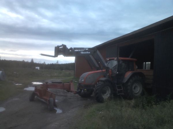 Valtra T170 ja VM 300
Yksi reissu monta asiaa. oli vähän etupainoinen kun kärryssä oli vain muutama lauta ja lankkui
Avainsanat: valtra t170 vm 300