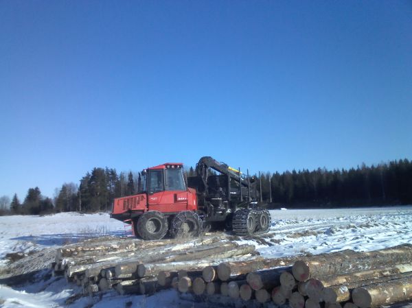 Valmet 840.4
Kevät auringon loisteessa lavettia odotellessa
Avainsanat: valmet 840.4