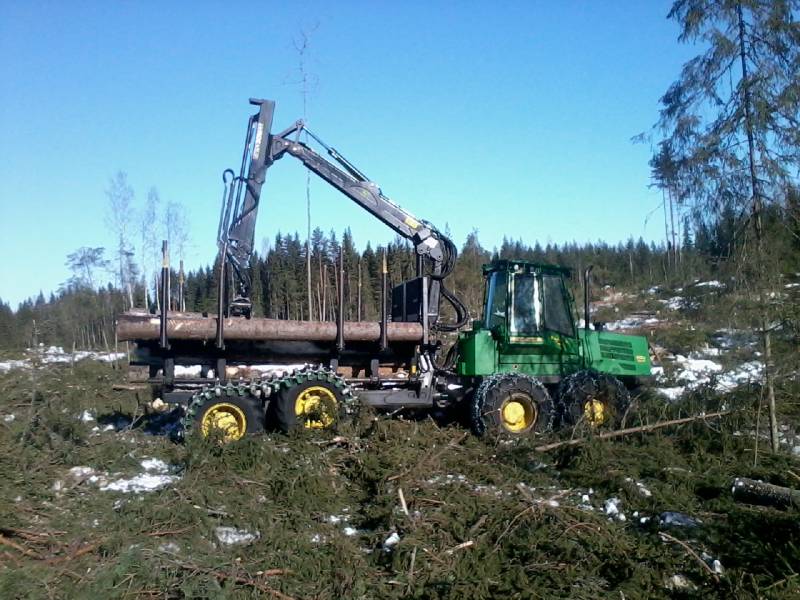 John Deere 1110D
Kone kevät auringon alla 
Avainsanat: 1110D John Deere