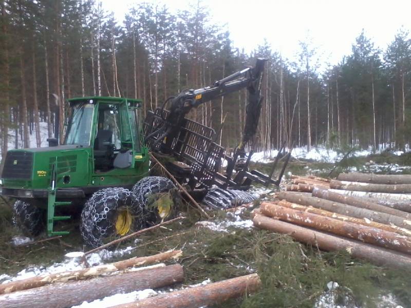 John Deere 1110D
Kuormausharjoituksia suon pehmeydessä. Perjantain viimmeinen kuorma kyseiseltä lohkolta.
Avainsanat: john Deere 1110D