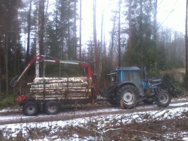 Valtra 900 ja nokka 29
lainapelit valtra 900, nokka 29 (muistaakseni) ja wekmannin rungosta tehty kärry. polttopuita ajelemassa tien reunasta mikä raivattiin ojien kaivuun takia
Avainsanat: valtra 900