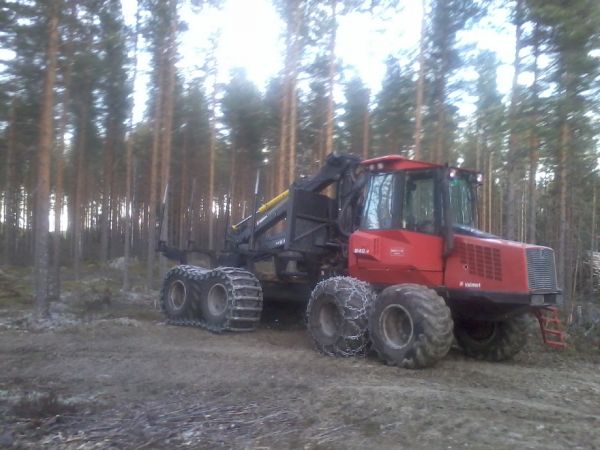 Valmet 840.4
Leimikko loputtu tuli otettua kuva. onhan se vähän pieni 865 komatsun jälkeen mutta tekee tehtävänsä
Avainsanat: Valmet 840.4