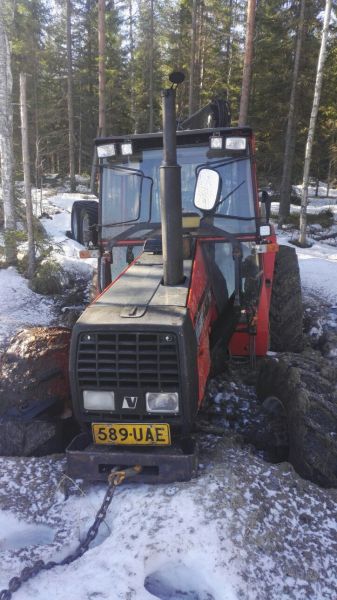 Valmet 705 ja palmsit 
Löytyi pehmeä paikka
Avainsanat: Valmet 705 palmsit