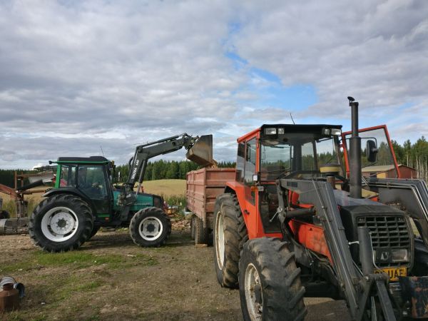 Valmet 900 ja Valmet 705 ja Velsa 85 
Polttopuun lastaus
Avainsanat: Valmet 900 Valmet 705 Velsa 85