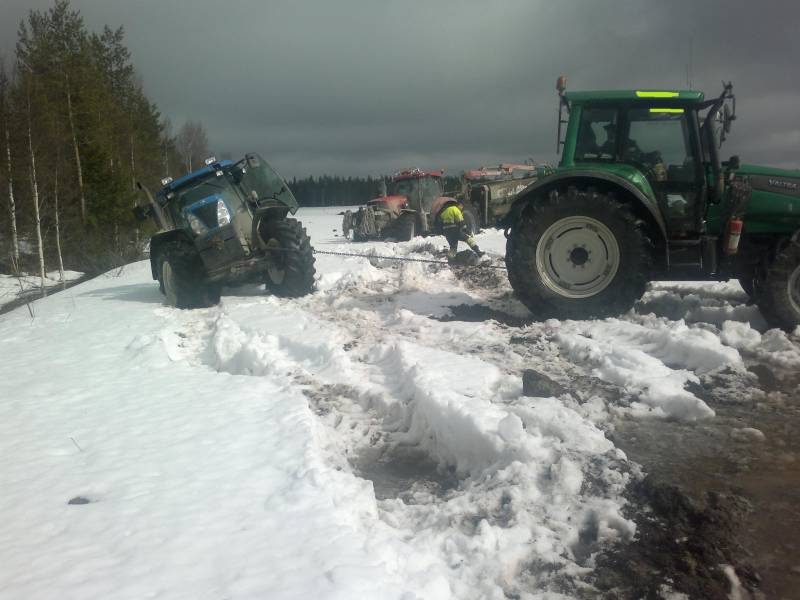 Vetäjästä tuli vejettävä
Case 180cvx Puma uppos tyhjällä yhistelmällä, NewHolland T7040 tuli vetämää ja upposi seki ja lopulta Valtra T170 tuli ja pelasti molemmat.
