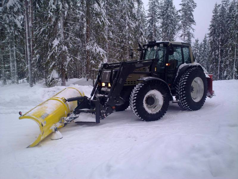 Valtra 8350, Vaman alueaura sekä Esko lumilinko
Hieman nuhanen auran kanssa
Avainsanat: valtra 8350 vama aura esko