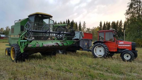 John Deere 1055  Volvo BM Valmet 305  Tuhti WS120D2
Rapsia puimassa
Avainsanat: 1055 305 tuhti