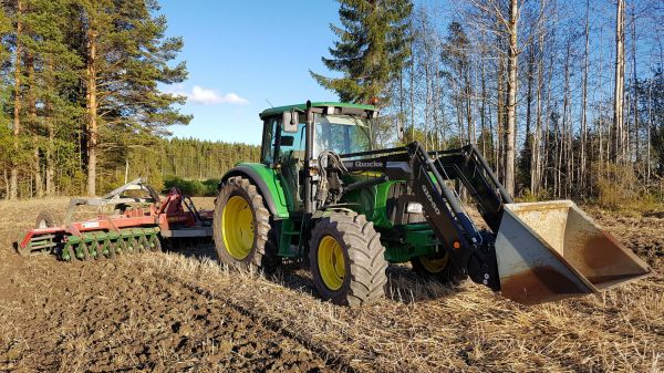 John Deere 6320se ja Ares XL400
Muokkausta
Avainsanat: john deere 6320 ares