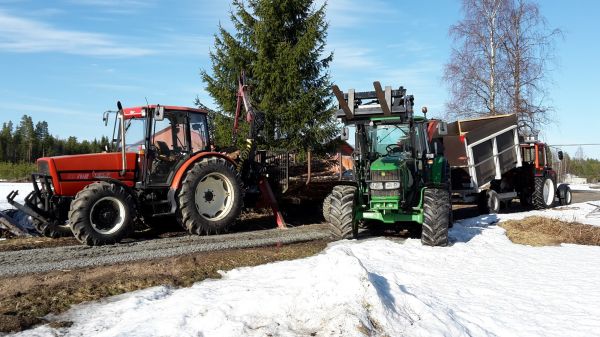 Haketta
Zetor 9540 Patu 957 Patu 80HD John Deere 6320 Farmi 260 Valmet 305 puhallinkärry
Avainsanat: Zetor Patu John Deere Farmi Valmet