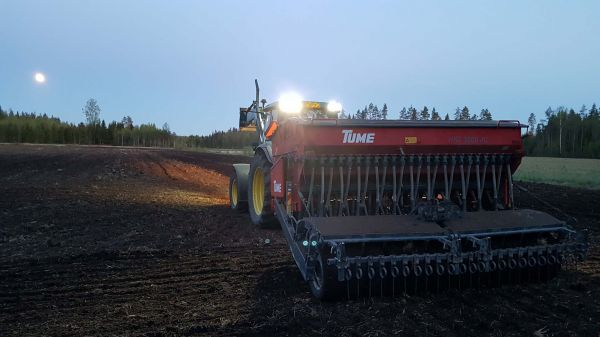 John Deere 6320se ja Tume JC 3000
Kylväjä kuutamolla.
Avainsanat: John Deere tume