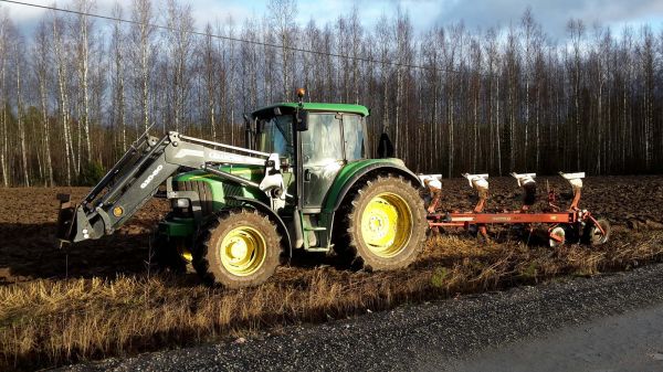 John Deere 6320 se agrolux mrt
Kyntöä 2015
Avainsanat: john deere 6320 agrolux