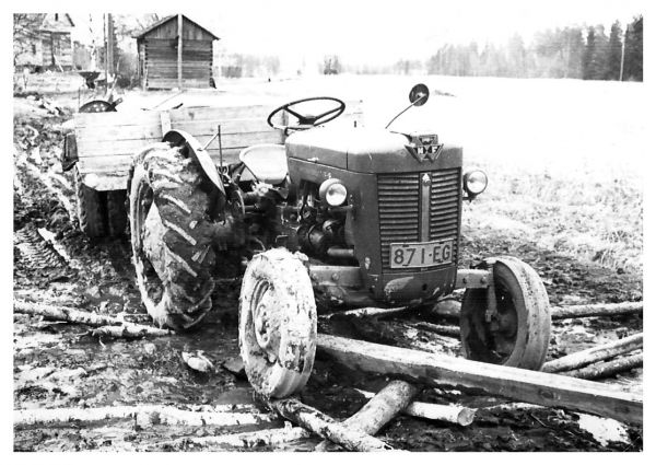 Massey-Ferguson 25
ajelua peltotiellä
Avainsanat: 25