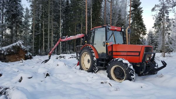 Zetor 9540 ja Patu 597
Tuulenkaatojen vinssailua
Avainsanat: Zetor 9540 Patu