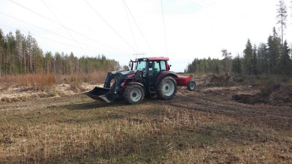 Valtra N103H5
Kalkin levitystä pahimmille paikoille
Avainsanat: Valtra 103 H5