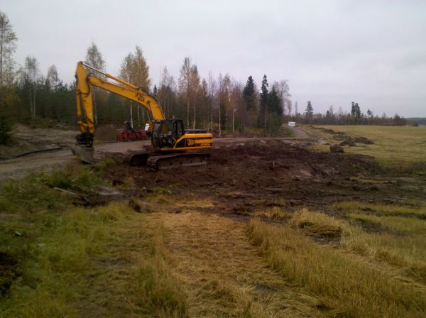 Jcb 200 lc
Pellon kulman oikaisu. Puntin takana kulki tie kuvaajan alla olevalle lohkolle
Avainsanat: jcb