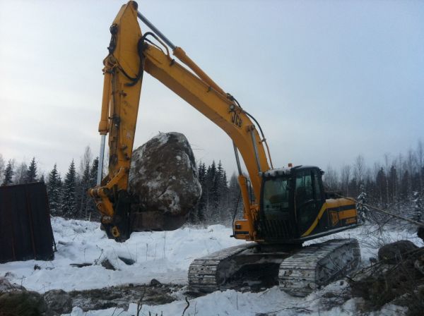 jcb 200 lc
ja kivi
Avainsanat: kivi