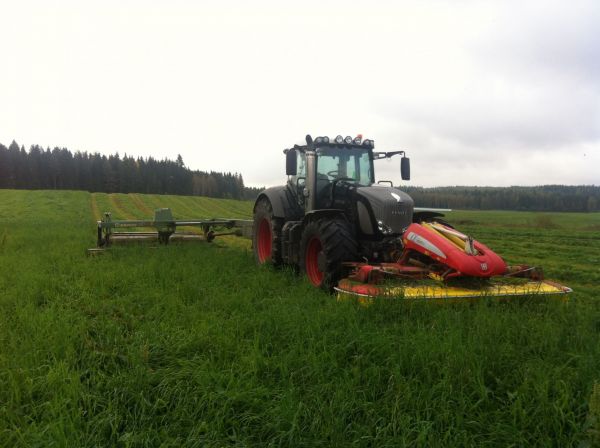 Fendt,pötskä ja 3,6 krone
Niitto tivolia. Tais olla kolmatta
Avainsanat: Krone,pöttinger