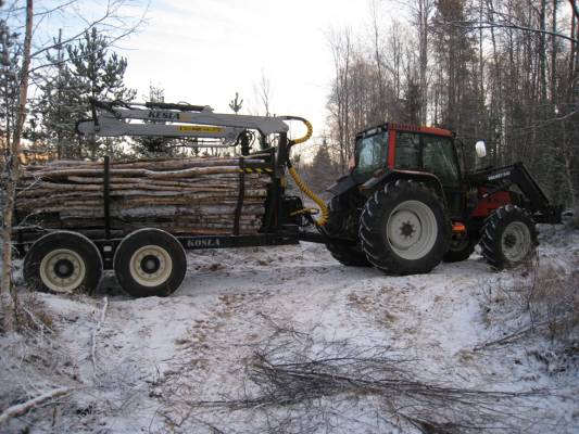 Valmet 6400, Kesla och Kosla.
Pitää ottaa piäniä kuarmia niin saa ajella enämpi.
Avainsanat: Valmet Kesla