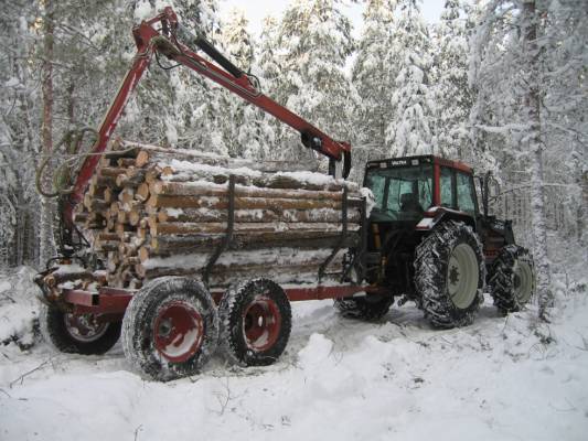 Valmet 6400 ja kärryn tekele.
Arkistoista propsin kärryytä vanhalla vekottimella.
Avainsanat: Valmet