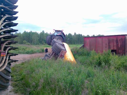 Valtra T170 & 21m3 siirtokärri
Ottipa vähän liian laidasta.. tietenki puomin puolelle.
Avainsanat: Vredo