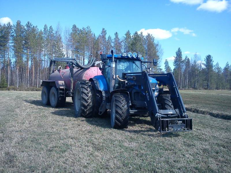 Lietteen ajoa
Newholland ja Livakka
Avainsanat: Newholland Livakka