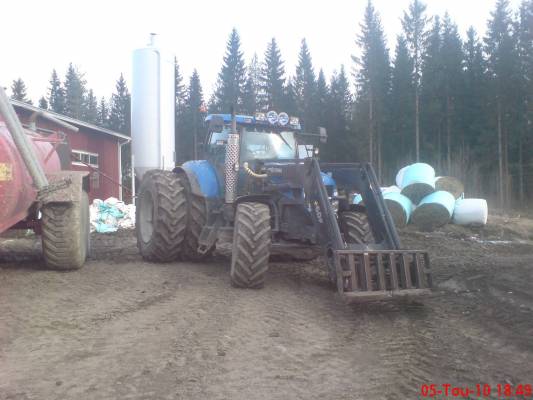 NH T 7030
Tuli väkerrettyä kivitalikko. Ja vermeet valamiiks, 6päivä lähtee jo lietteen ajjuun..
Avainsanat: Newholland