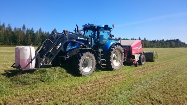 NH & Welger
Kesäisiä paalailuja. 
Avainsanat: Newholland Welger