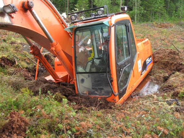 Doosan
Vähä pehmosella...
Eihän siinä, muutaku vähä ketjua tiukalle.
