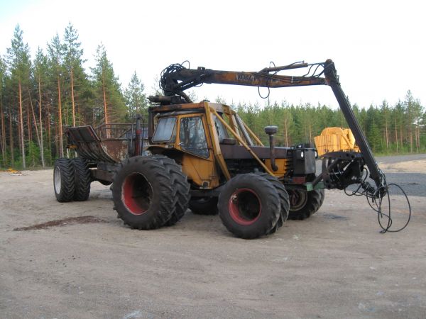 Valmet-1103 Joutsa kuormaajalla
