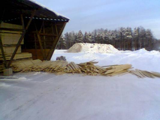 Lankkuja
Oppirahat on jokaisen maksettava, huolimattomasti pinottua lankkua. Arviolta 10 mottia pitkin pihaa...
