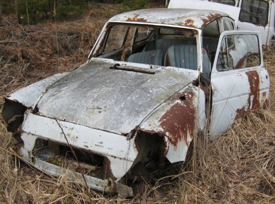 Ford Anglia
Tällaisia löytyy metiköstä useampia. Vaatisi ehkä vähän laittoa... Tai menolippua suoraan paaliin. 
Jos metsissä lojuvat autonraadot kiinnostavat, kannattaa katsoa metsaauto.net
Avainsanat: Ford Anglia romu