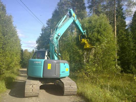 Pajukon teilausta
Kobelco 135 SRLC ja Kymppikoura E-110. Kobelco pitkällä 700mm alustalla ja puskulevyllä. Juuri tämän nopiempaa ei saa puuta pystystä pinolle. Pahoottelut kännykkäkameran huonosta kuvanlaadusta.
Avainsanat: Kobelco 135 SRLC Kymppikoura E110 E-110 energiakoura