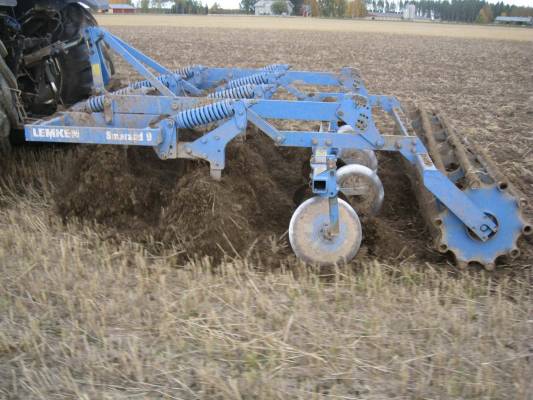 Lemken Smaragdilla
Ohorapeltua mustaksi. Vielä kun maa olis vähä märiempää niin jäläki paranis entisestänsä.
Avainsanat: lemken smaragd kultivaattori muokkaus kultivointi