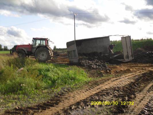 Valmet 8550 ja Multiva 210 
Kaato ja romua tuli. Kuskilla ollut taas pillu mielessä. (kaaheeta tuo poikamiehen elämä)
Avainsanat: valmet 8550 ja multiva 210