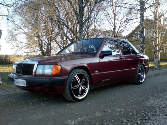 Mercedes 190E 
Varustelua: Xenonit,-40mm madallus, 17' vanteet 215/40 kummeil, 12' SPL Dynamics subbari ja Rainbow vahvistin,maalatut jarrusatulat, tummennetut takalasit. 

Tulossa vielä:Valkoset etuvilkut ja ehkä myös takavalot valkoset ja sisälle erillis sarjaa eteen ja DVD soitinta ja näyttöä ja jotain pientä mitä vain tulee mieleen...
Avainsanat: 190 mercedes-benz