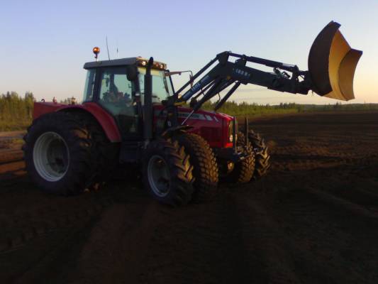 Massey Ferguson 6480 Dynashift
Aumaushommissa olin kesällä nevalla
Avainsanat: massikka turve kesä