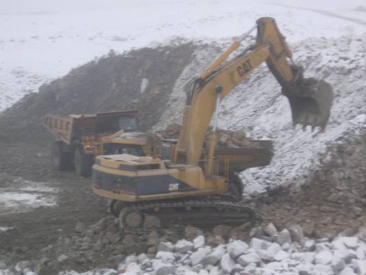 Cat 375 lastaa kiviautoja 
Talvivaarassa viime talvena tällasta..
Avainsanat: cat