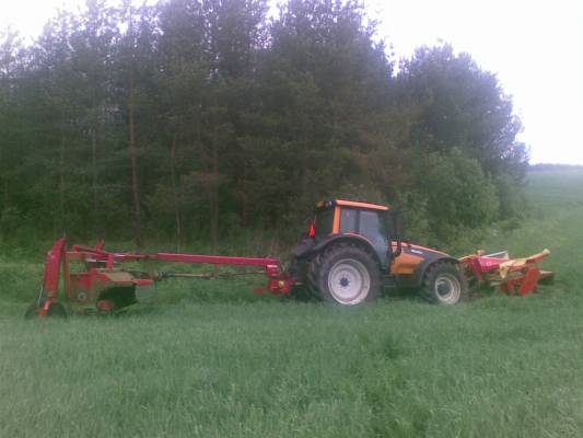 JF 3200 Top Safe, Valtra 171A ja Pöttinger
Vaikka ei siltä tästä näytäkkään, nii löyty hieman märkä kohta.. Toisen puolen eturengas sukelsi oikeestaan kokonaan, nii jäi kantamaan etukoneesta, etunostolaitteesta ja etuakselista..
Avainsanat: Valtra 171 jf Pöttinger