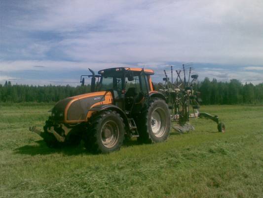 Valtra 171A ja Claas Liner 680
Viimeset karhotukset ja heinä hieman mitätöntä, kun ei noille saroille ollut mitään lannotetta levitetty, kun ei ollu ees vuokrapeltoja..
Avainsanat: Vltra 171 Claas