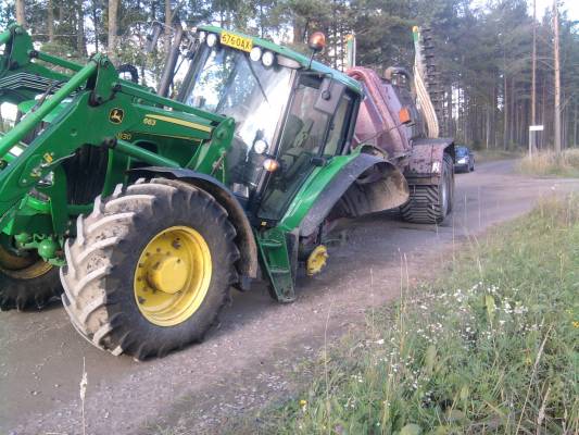 Jontikka+palmu
Jontikasta vanne repesi!
Avainsanat: john deere