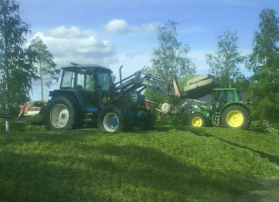 Ford 7740 & JD6420 polkemassa
Avainsanat: ford 7740 jd 6420