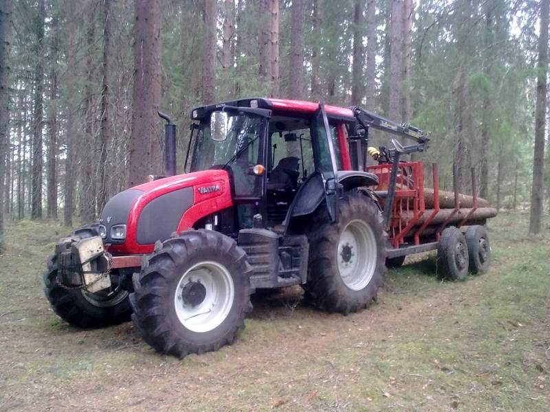 Valtra n92 ja hakki
Sahapuiden hakua uudella tulokkaalla
Avainsanat: n92 hakki