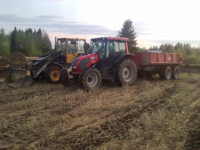 valmet 8000 ja ännäläinen
kivien ajoa ja salaojan teko meneillään
Avainsanat: valtra 92 stark 8000