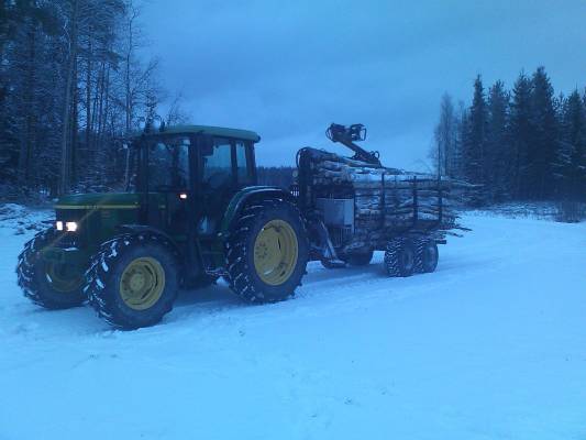 Jd 6210 ja Patu 525+Patu 8
Puukuorman kanssa lähössä koti matkalle.
Avainsanat: jd patu